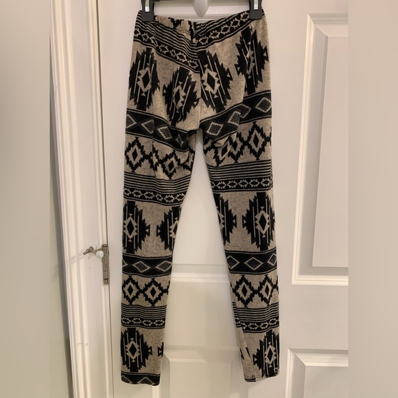 SEE YOU MONDAY LA β’ Winter Leggings - Picture 4 of 7